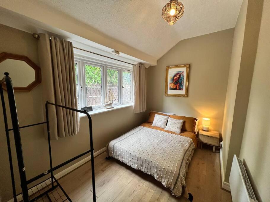 Beautiful Flat Sleeps 4 In Taplow Maidenhead Near Windsor And Ascot Racecourses Near Legoland Apartment ภายนอก รูปภาพ