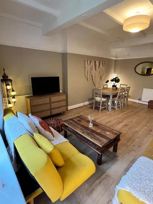 Beautiful Flat Sleeps 4 In Taplow Maidenhead Near Windsor And Ascot Racecourses Near Legoland Apartment ภายนอก รูปภาพ